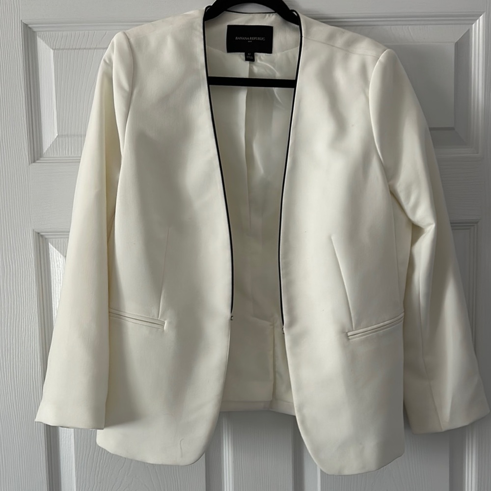 Banana Republic Cream Blazer with Textured Fabric and Tailored Fit